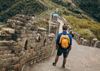 How much money foreign tourists spend daily on average