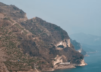 Mountain becomes hotspot after this photo – but can you see why?