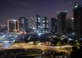 CN companies mandate staff clock off on time, spark discussions