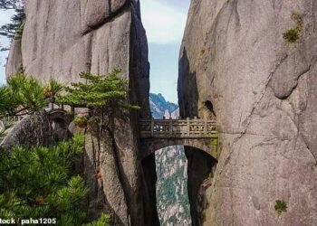 The tiny ‘fairytale’ bridge in China… that sits above an abyss