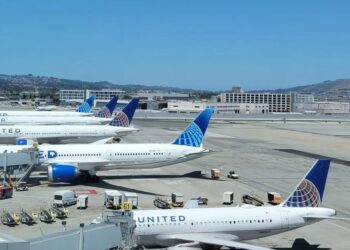 Due to passport issue, US flight to Shanghai has to divert