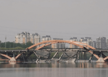 Main Span of a Bridge in Beijing Collapses, Caused by Cable Fire