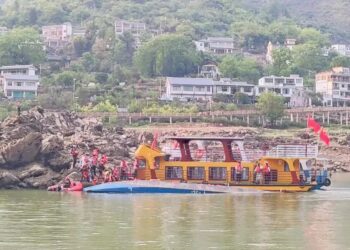 2 passenger boats capsize leaving 3 dead, 60 hospitalized