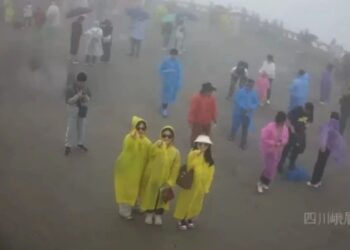 Chinese tourists turn to surveillance camera for unique selfies