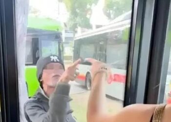 2 Chinese women harassed by drunk man while travelling abroad