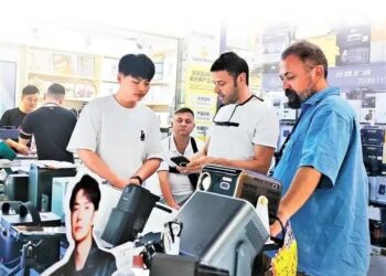 ‘Bring an empty suitcase!’ Foreign tourists flock to buy tech…