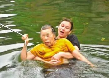 Foreign Student Rescues Elderly Woman From River When Traveling