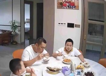 Boy runs back to grabbing food during earthquake, amusing many