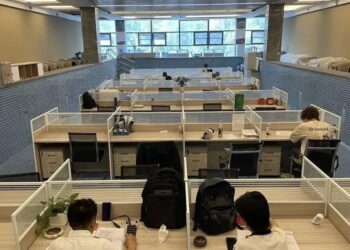 ​Chinese Firm Turns Drained Swimming Pool into Unusual Office—Viral Video Sparks Reactions