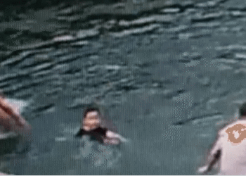 Dramatic Rescue in Fenghuang Ancient Town: Foreign Tourist and Grandfather Save Drowning Boy in Seconds
