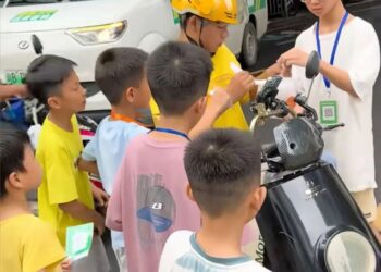 Children help delivery man with food and orders, spark concerns