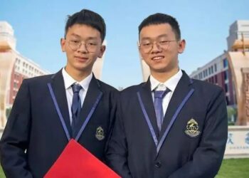 Shock! Twin brothers both score 666 points,go to same university