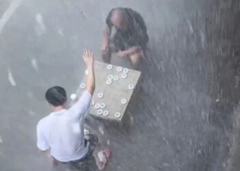Chinese Chess Player Stays In Heavy Rain For 4 Hours After Loss