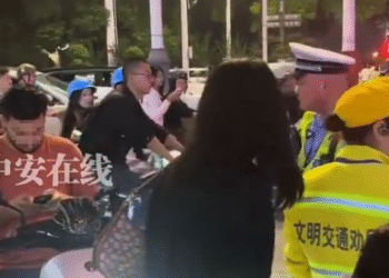 Foreigner Riding E-Bike Just Keep Silent When Stopped by Police