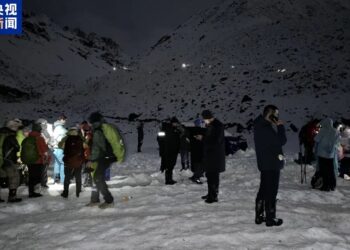 Rescue Operations Underway After Snowstorm Traps Trekkers Near Mount Qomolangma