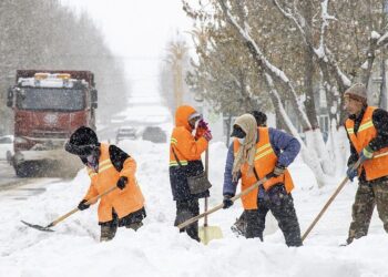 China Issues Weather Warnings for Heavy Snow and Unseasonable Torrential Rain