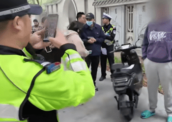 Foreign Man Has His E-Bike Temporarily Impounded, Fined 50 yuan