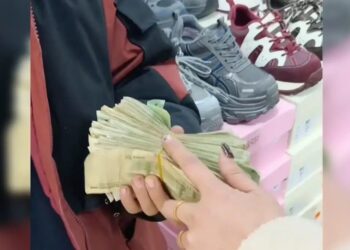 Chinese boy saves US$28 for 6 months to buy mum birthday gift, touches shop owner